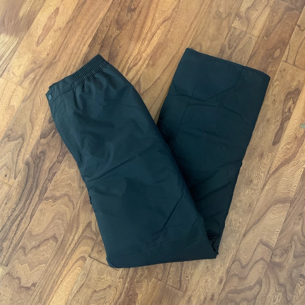 Rawik Ski Pants Women’s Sz Medium 31 in inseam black zip pocket and D ring.